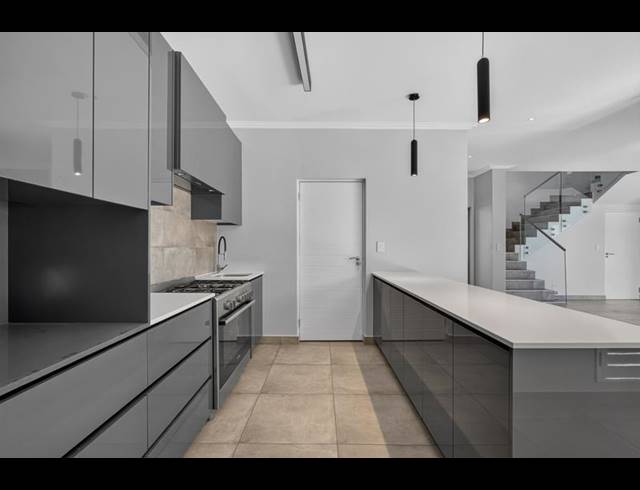 4 BEDROOM TOWNHOUSE FOR SALE IN BRYANSTON